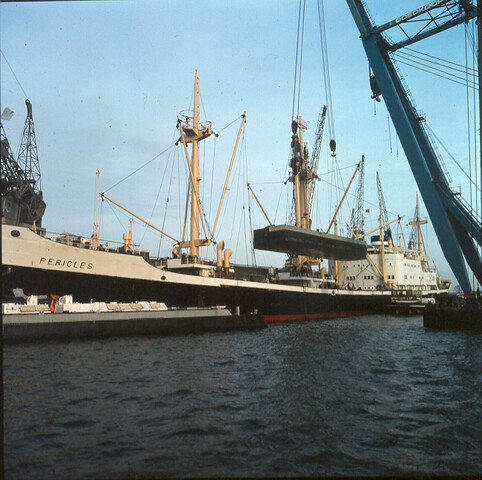 S.9100(7975); Dia van het vrachtschip ms. 'Pericles' van de KNSM afgemeerd aan de Surinamekade te Amsterdam; diapositief