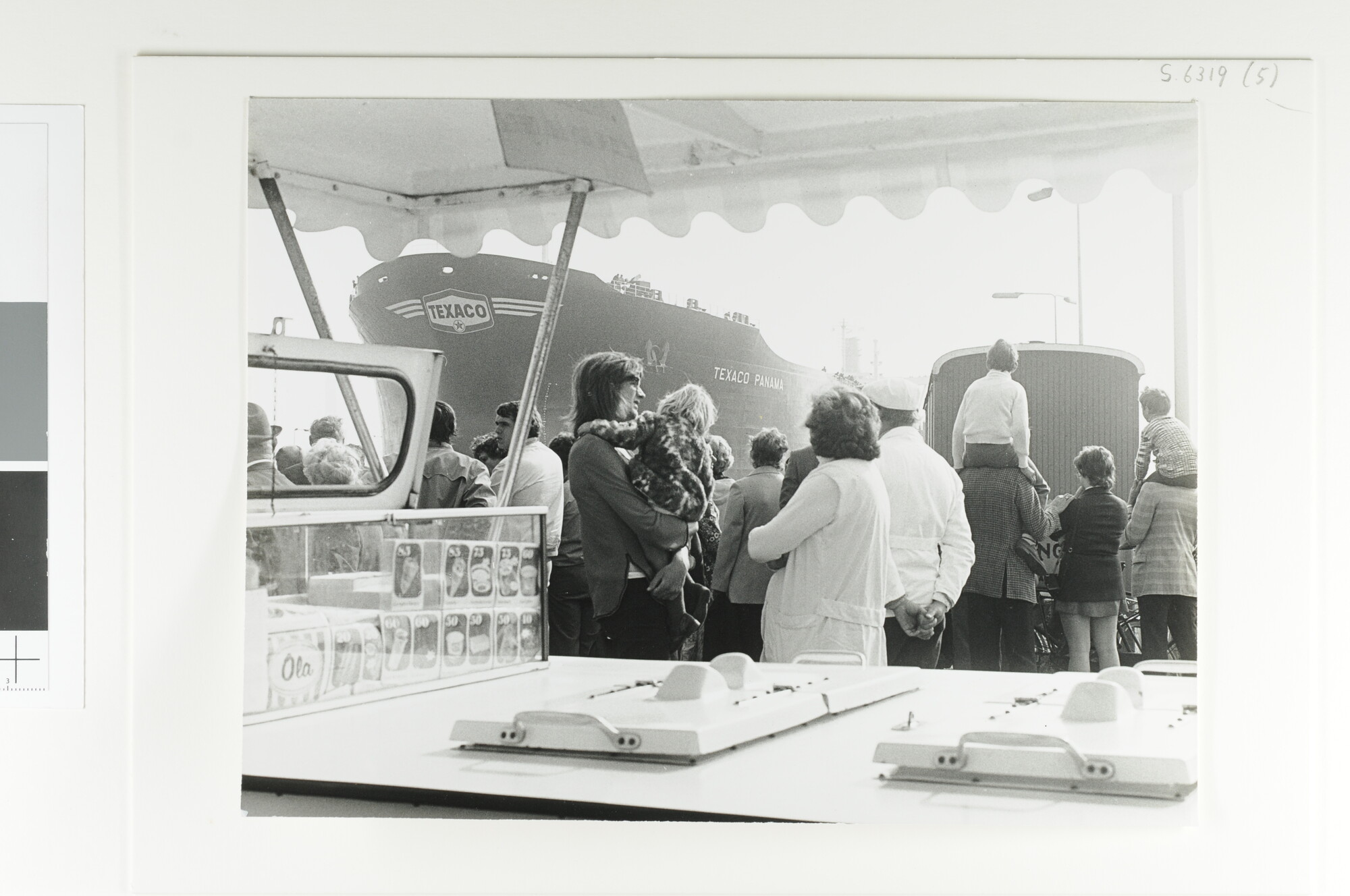 S.6319(05); De mammoettanker 'Texaco Panama' vanaf de wal gezien bij de passage van de sluis in IJmuiden vlak voor het vertrek naar zee [...]; foto