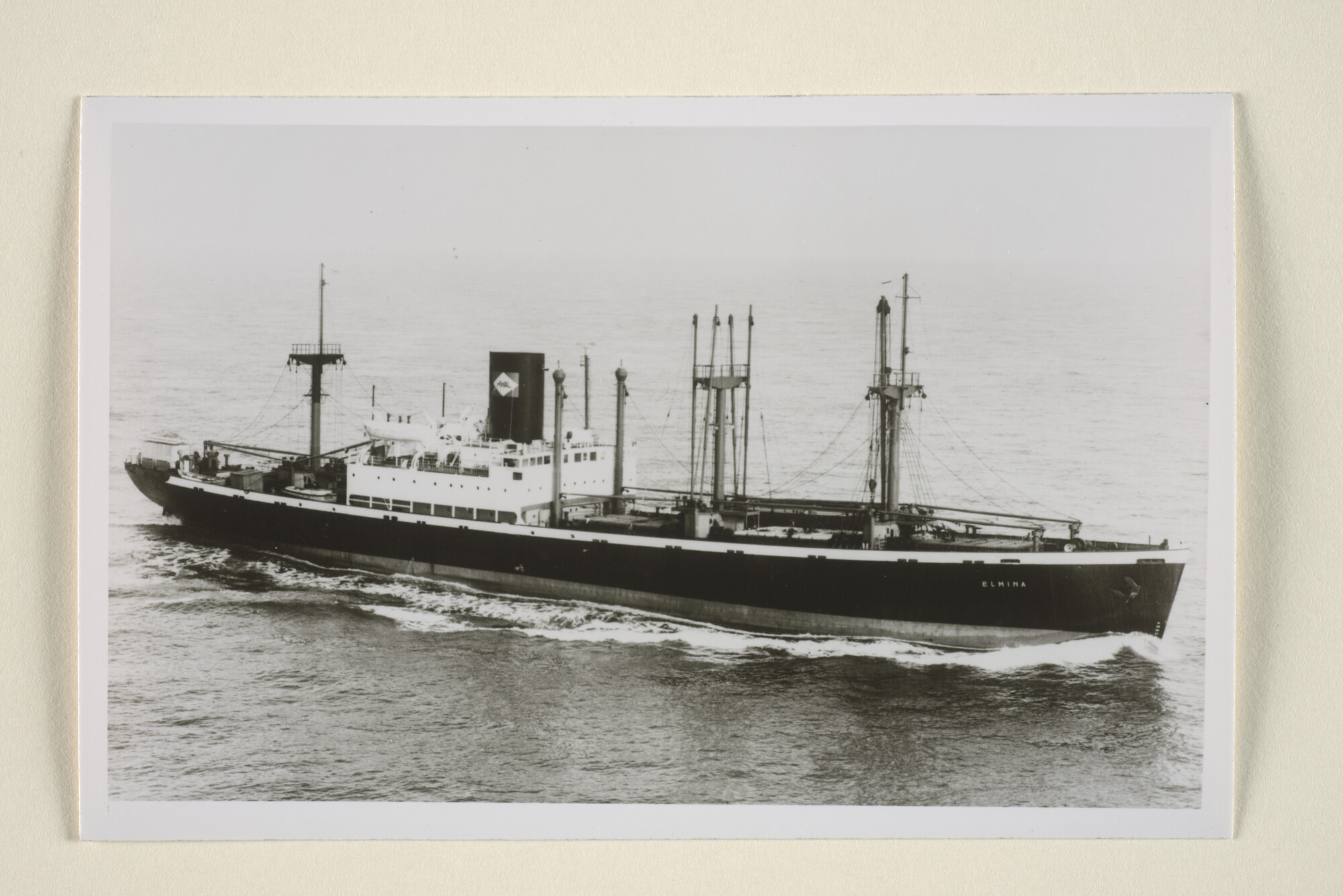 1995.1770; Het vrachtschip ss. Elmina gezien op stuurboord; foto