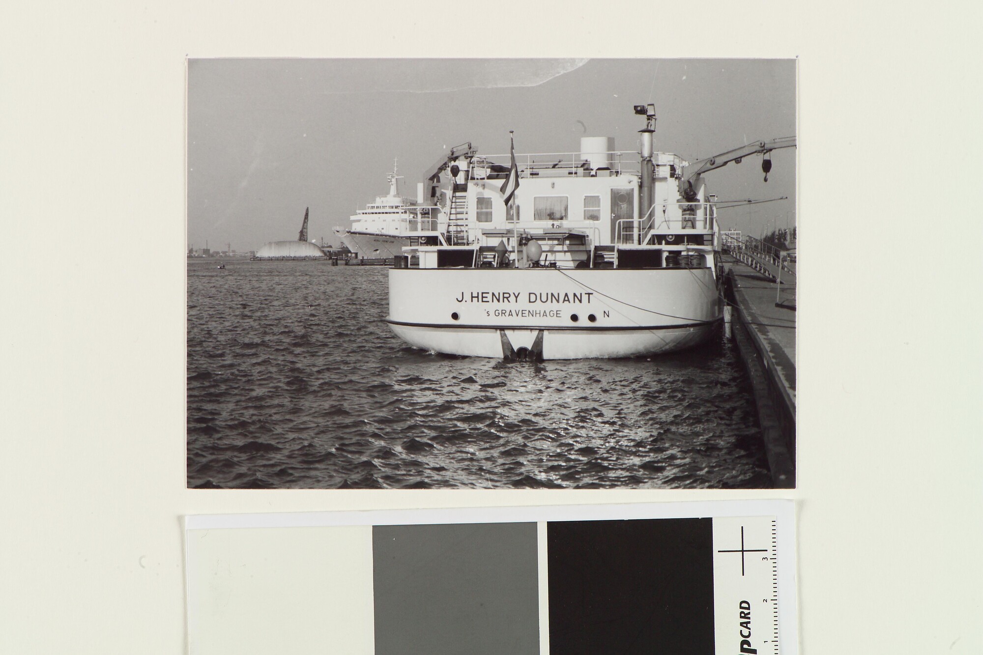S.5219(12)0645; Foto's van het vakantieschip ms. J. Henry Dunant; fotoreportage