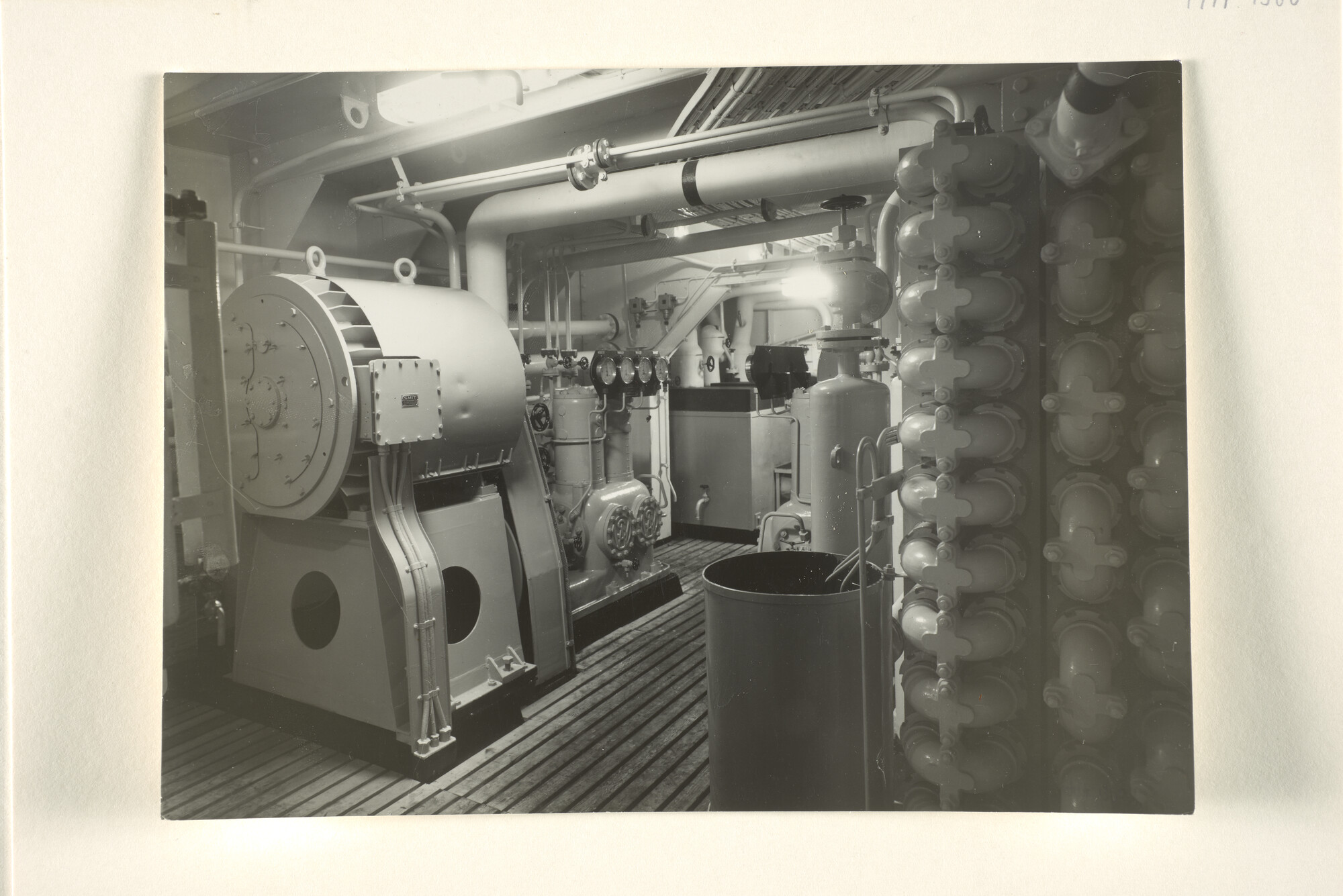 1997.1380; Foto's van de machinekamer van het vracht-passagiersschip ms. Tjiwangi van de KJCPL; fotoreportage
