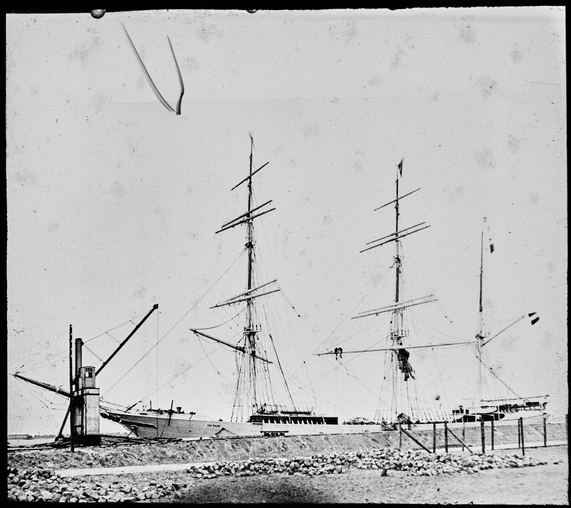 S.1156(06)024; Het stalen barkschip 'Van Galen', afgemeerd aan de Handelskade te Amsterdam, 1891; lantaarnplaatje