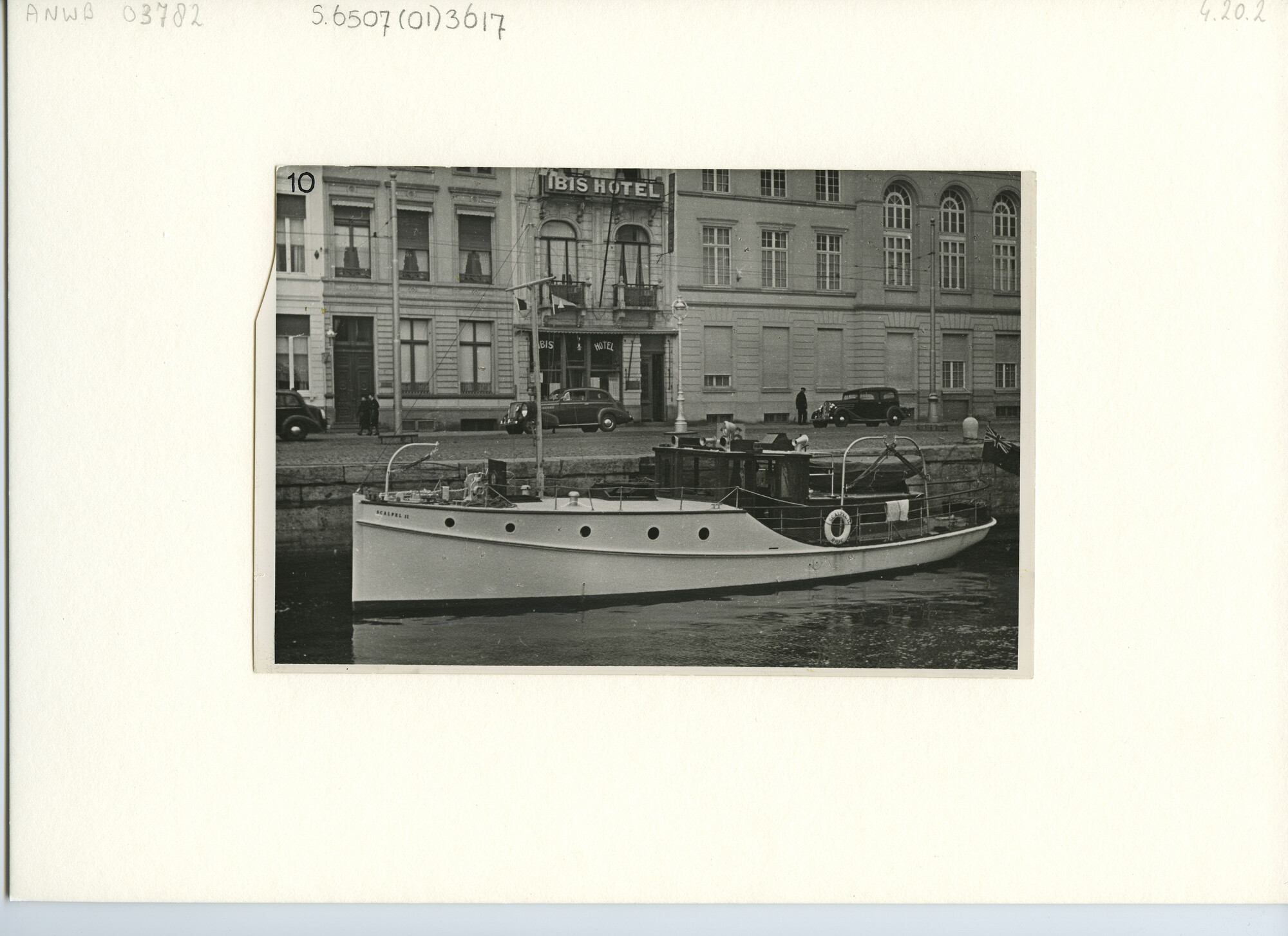 S.6507(01)3617; Het witte bakdek motorjacht Scalpel II R.H.Y.C. (Royal Harwich Yacht Club) afgemeerd aan een kade; foto