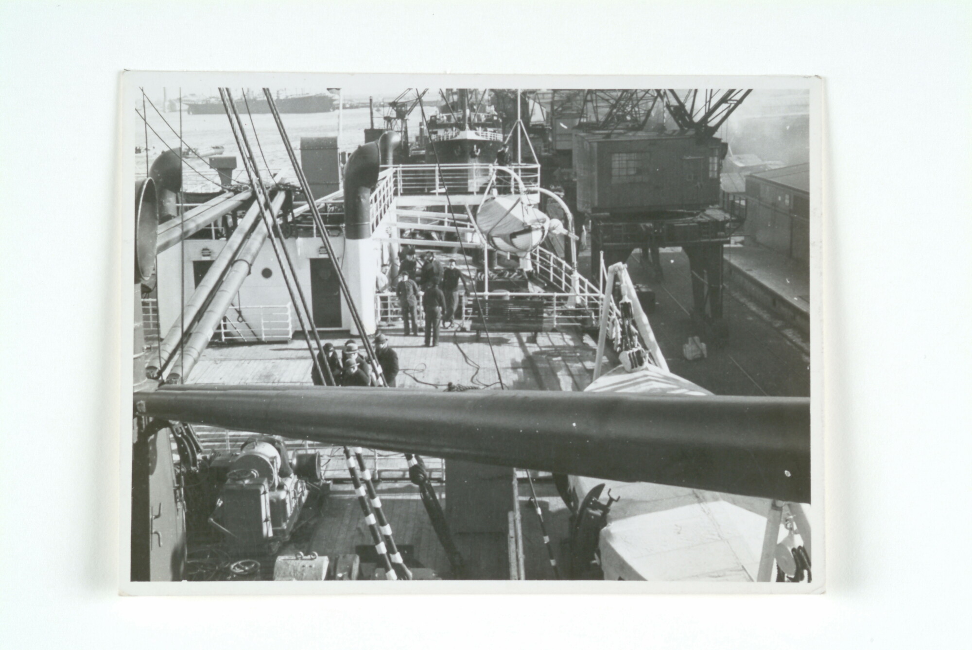 1998.1723; Dekaanzicht aan boord van een vrachtschip dat ligt afgemeerd in de haven van Amsterdam; foto