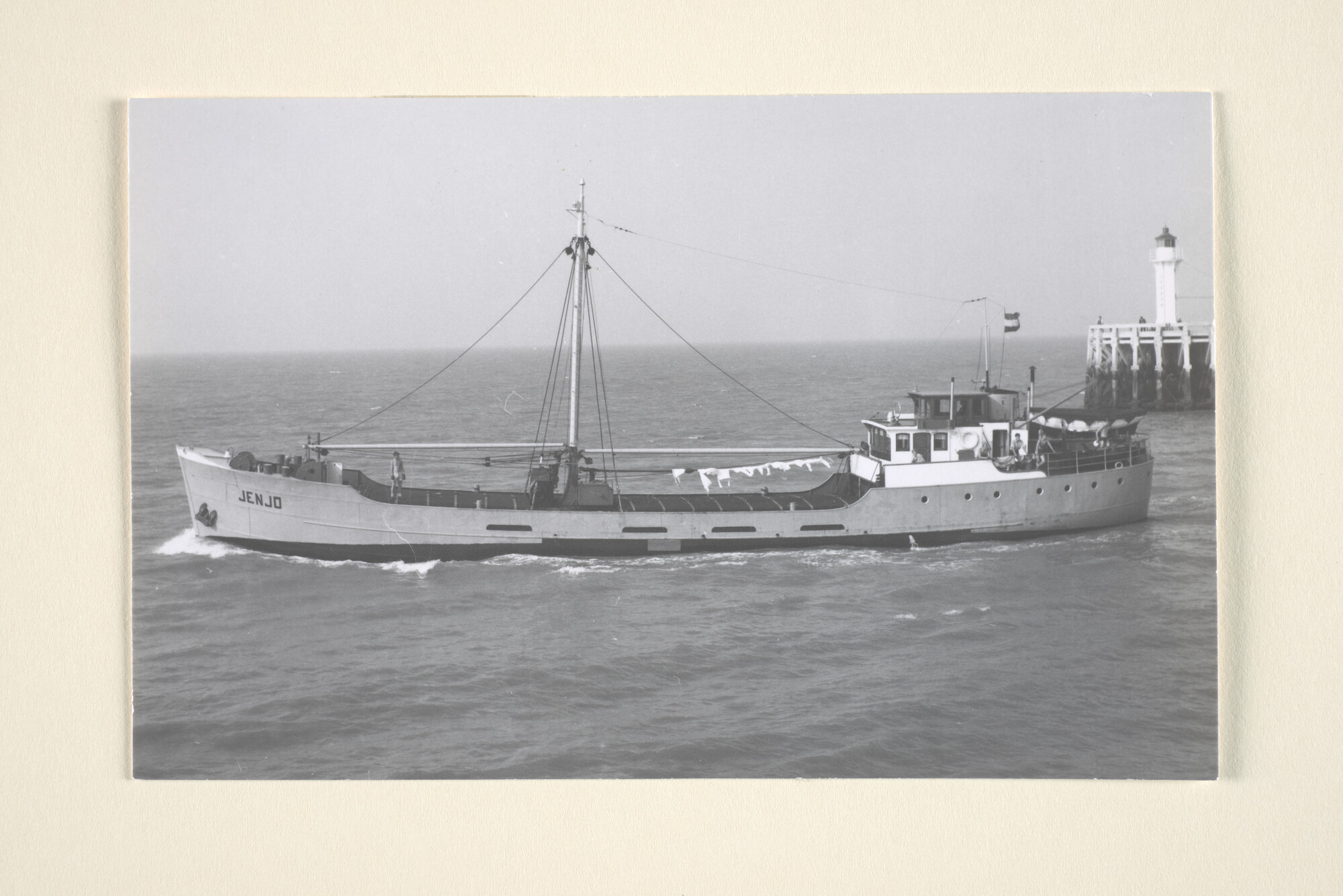 1996.2179; De coaster ms. 'Jenjo' van A. Koster te Delfzijl vertrekt uit Oostende; foto