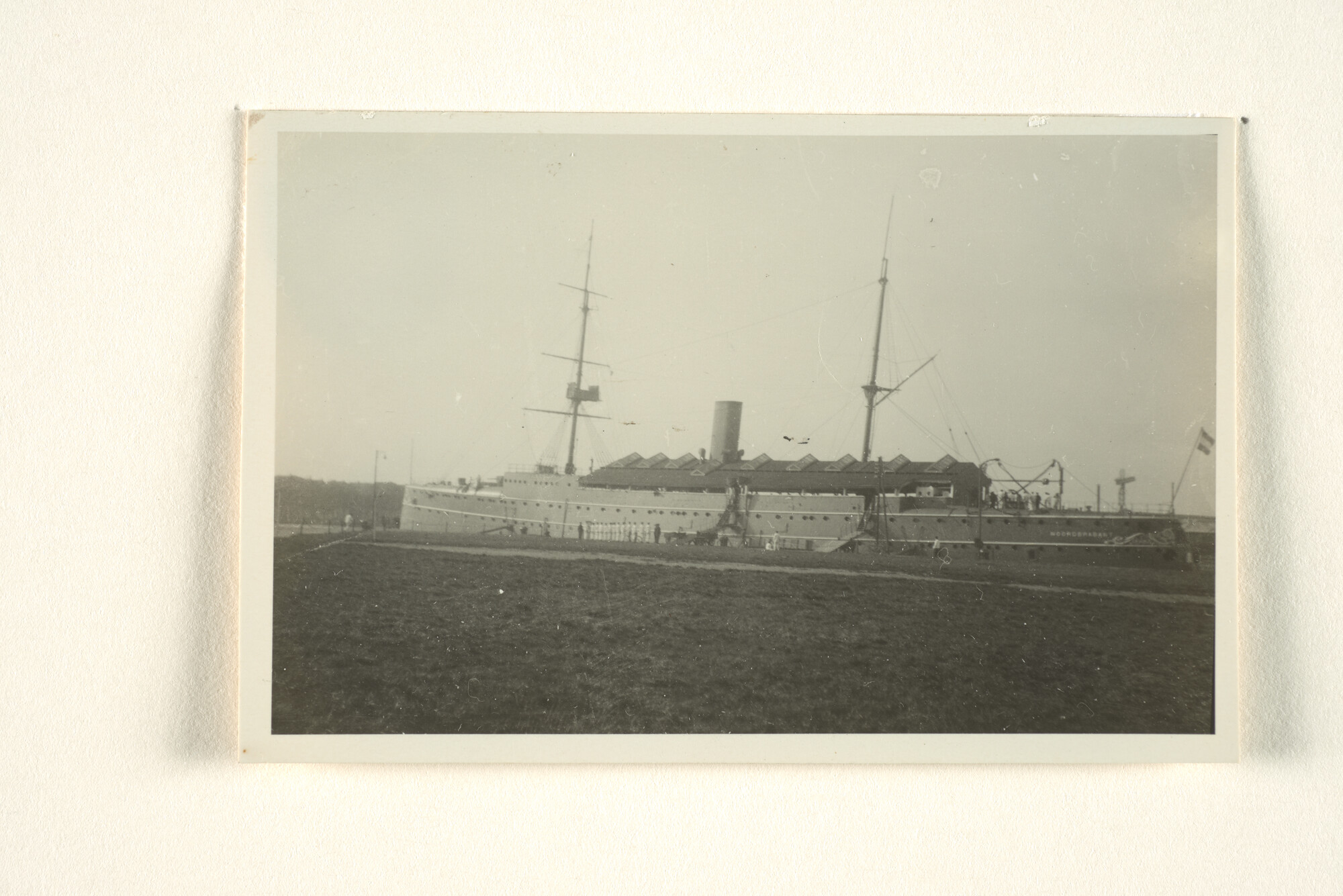 1994.7310; Het voormalige pantserdekschip Hr.Ms. Noordbrabant ingericht als wachtschip [...]; foto