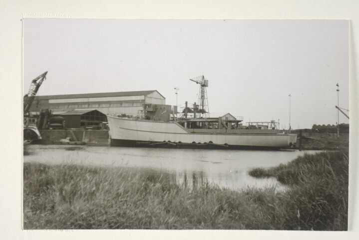 S.5219(12)0623b; Foto's van de onder MDAP-voorwaarden gebouwde houten kustmijnenveger Hr.Ms. 'Rhenen' (M 844) bij de ASM te Arnhem; fotoreportage