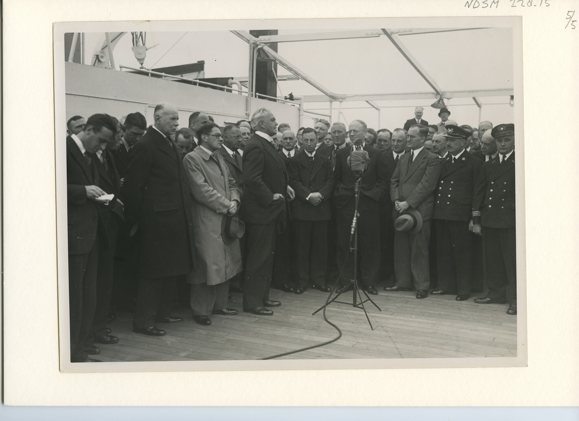 S.5444(1092)33; Foto van het vracht-passagiersschip ms. Bloemfontein tijdens de proefvaart: overdracht van het schip door NSM aan de rederij; foto