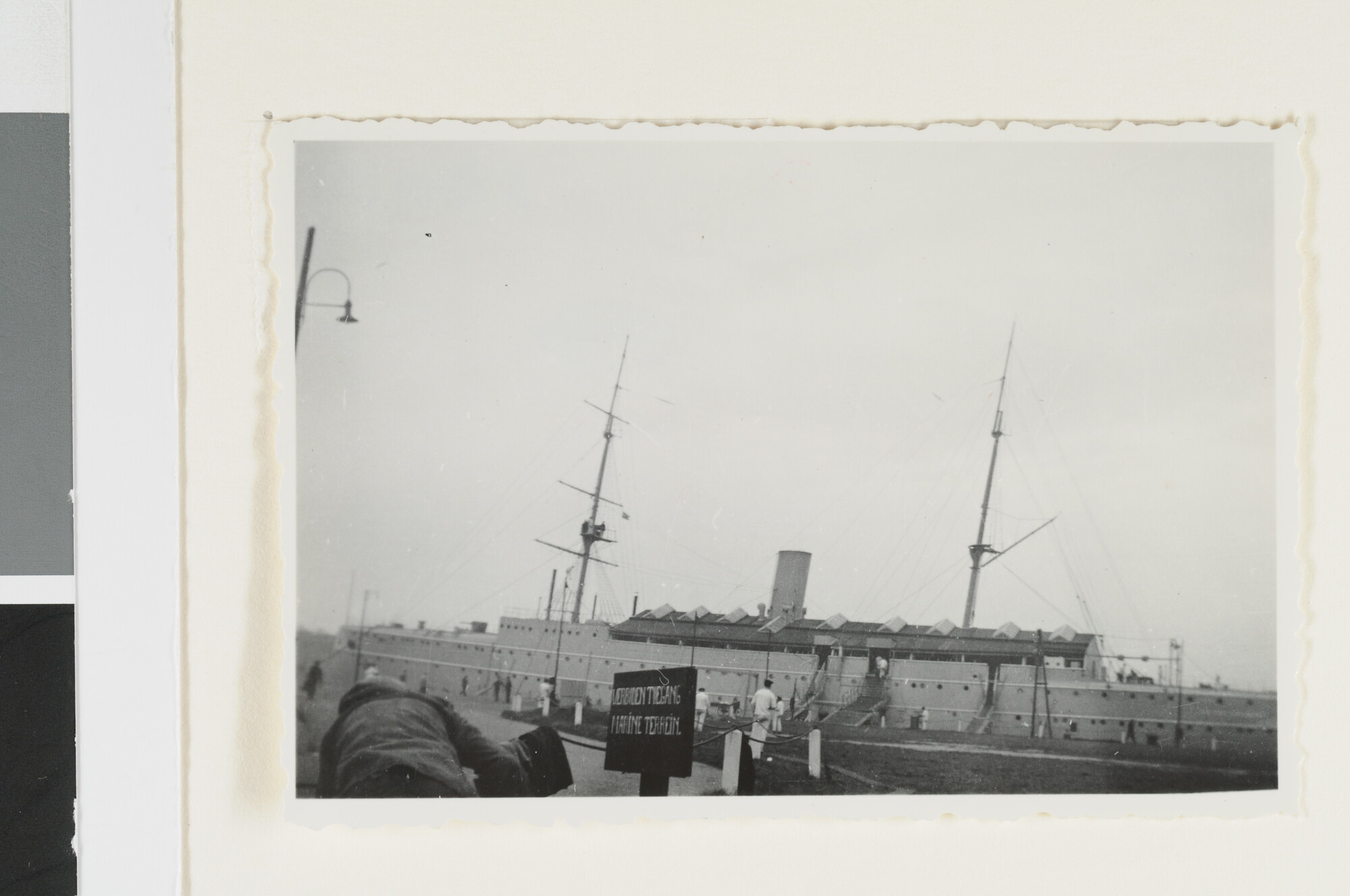 S.8340(22); Het voormalige pantserdekschip Hr.Ms. Noordbrabant ingericht als wachtschip [...]; foto