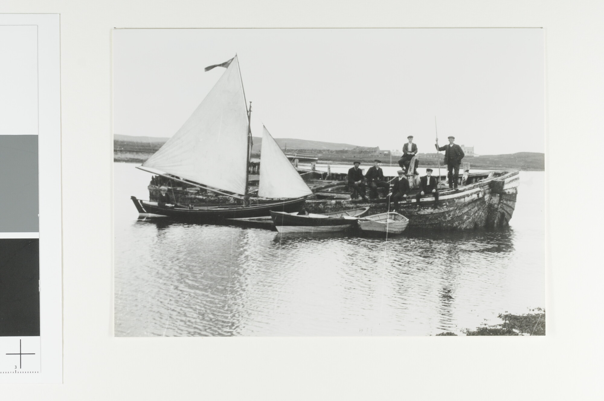 A.5044(10); Inwoners van Lerwick poseren op een wrak van een Nederlandse bomschuit; foto
