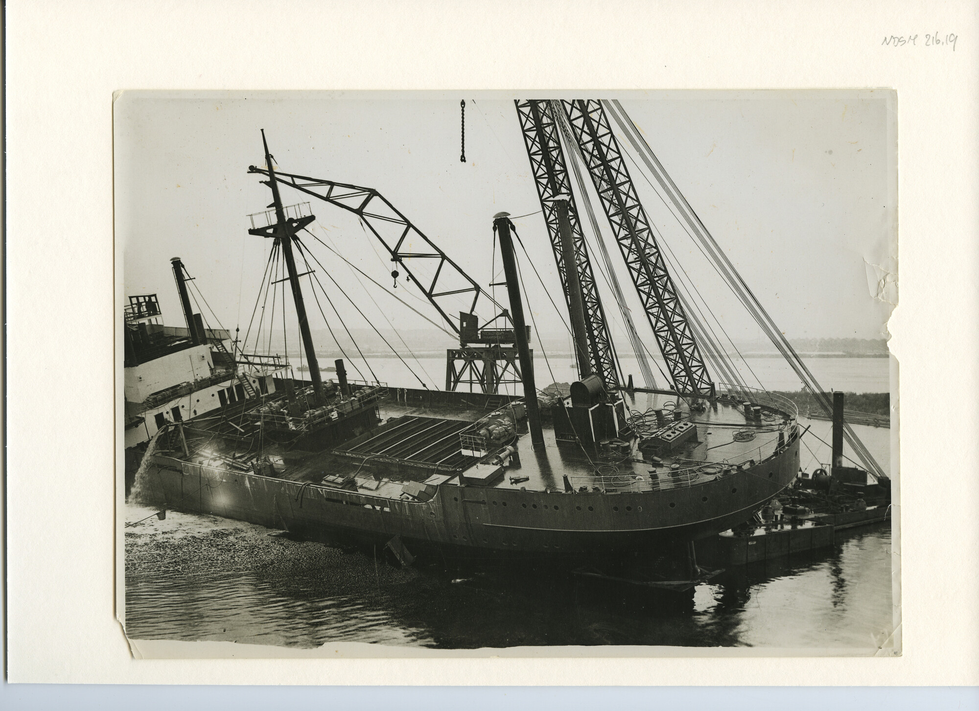 S.5444(0954)2; Foto van een brand a/b/ het Noorse vrachtschip ms. Moldanger tijdens de afbouw; foto