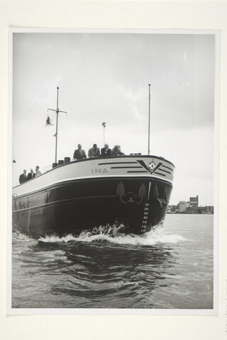S.5219(12)0216; Foto's van de proeftocht en overdracht van het zwavelzuurtankschip ms.'Ina' gebouwd op de langshelling van de ASM; fotoreportage