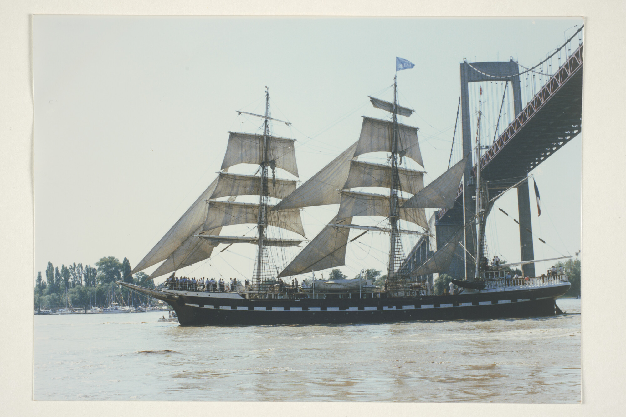 1997.4939; Kleurenfoto van het Franse zeilende schoolschip Belem gezien bij aankomst in Bordeaux [...]; foto