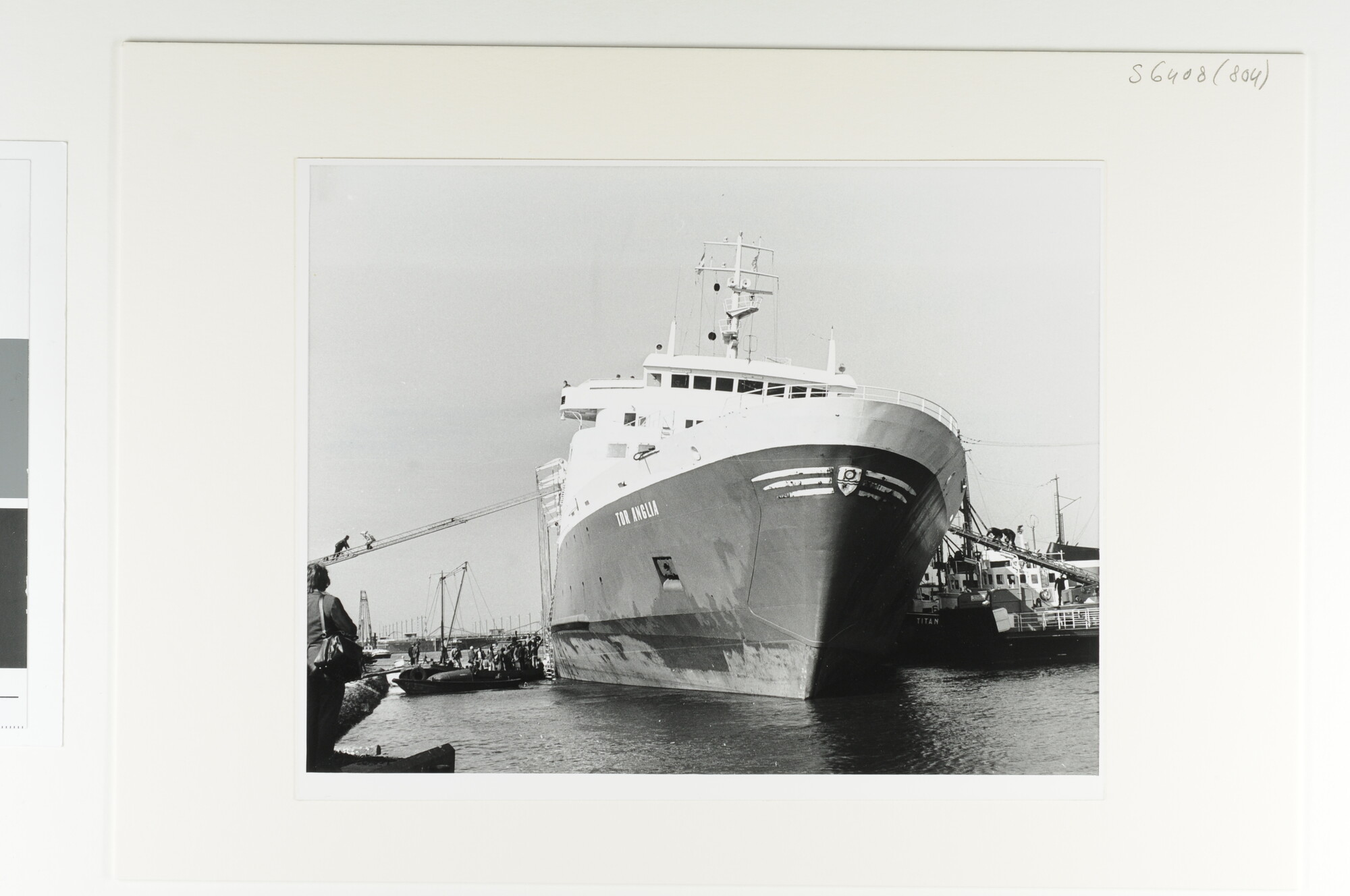 S.6408(0804); De in de sluis van IJmuiden vastgelopen Zweedse veerboot 'Tor Anglia'; fotoreportage