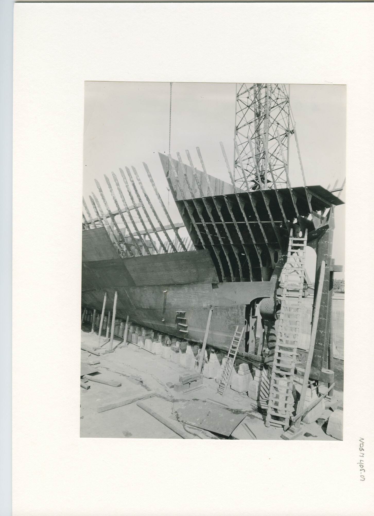 S.5444(1727); Foto van het Noorse vrachtschip ms. Bougainville in aanbouw bij de NDSM; foto