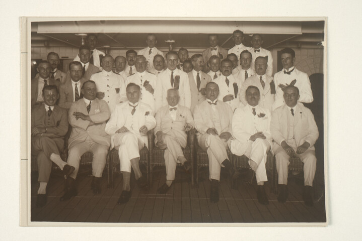 S.7143(1351); 'Reünie a/b ms. 'P.C. Hooft'': Groepsportret van oud-leerlingen van de Kweekschool voor de Zeevaart te Amsterdam; foto