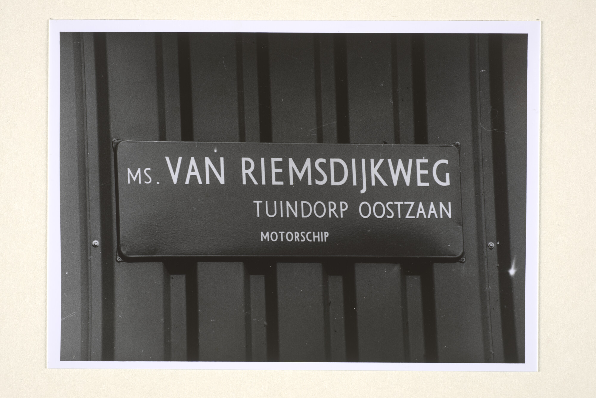 1996.4613; Fotos van straatnaamborden op het voormalige werfterrein van de [...]; fotoreportage