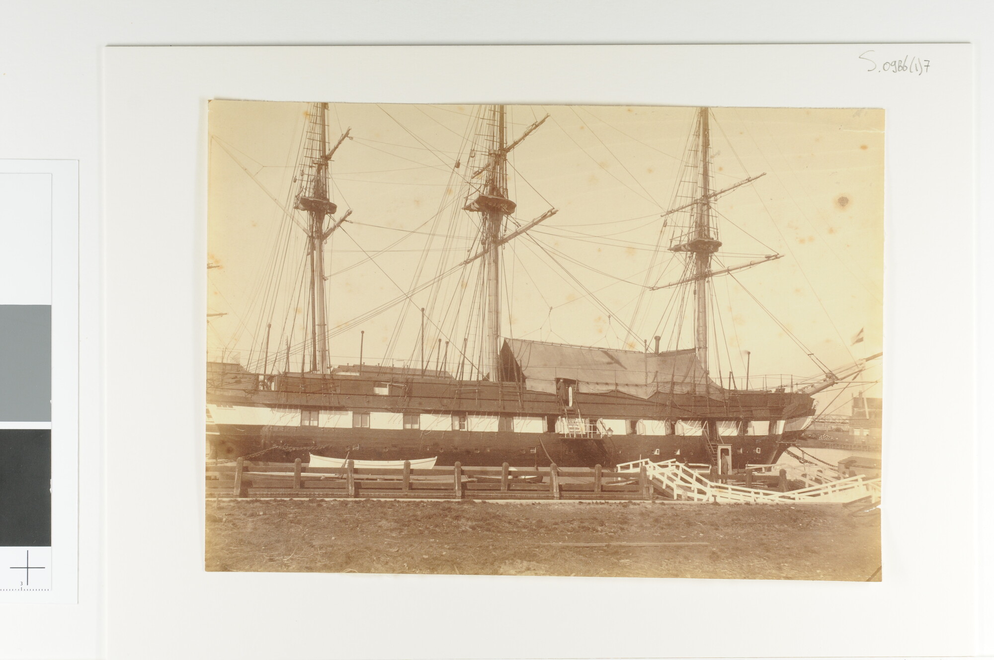 S.0986(01)7; Het wachtschip Zr.Ms. Prins Maurits der Nederlanden afgemeerd aan de kade van de Rijkswerf te Amsterdam; foto