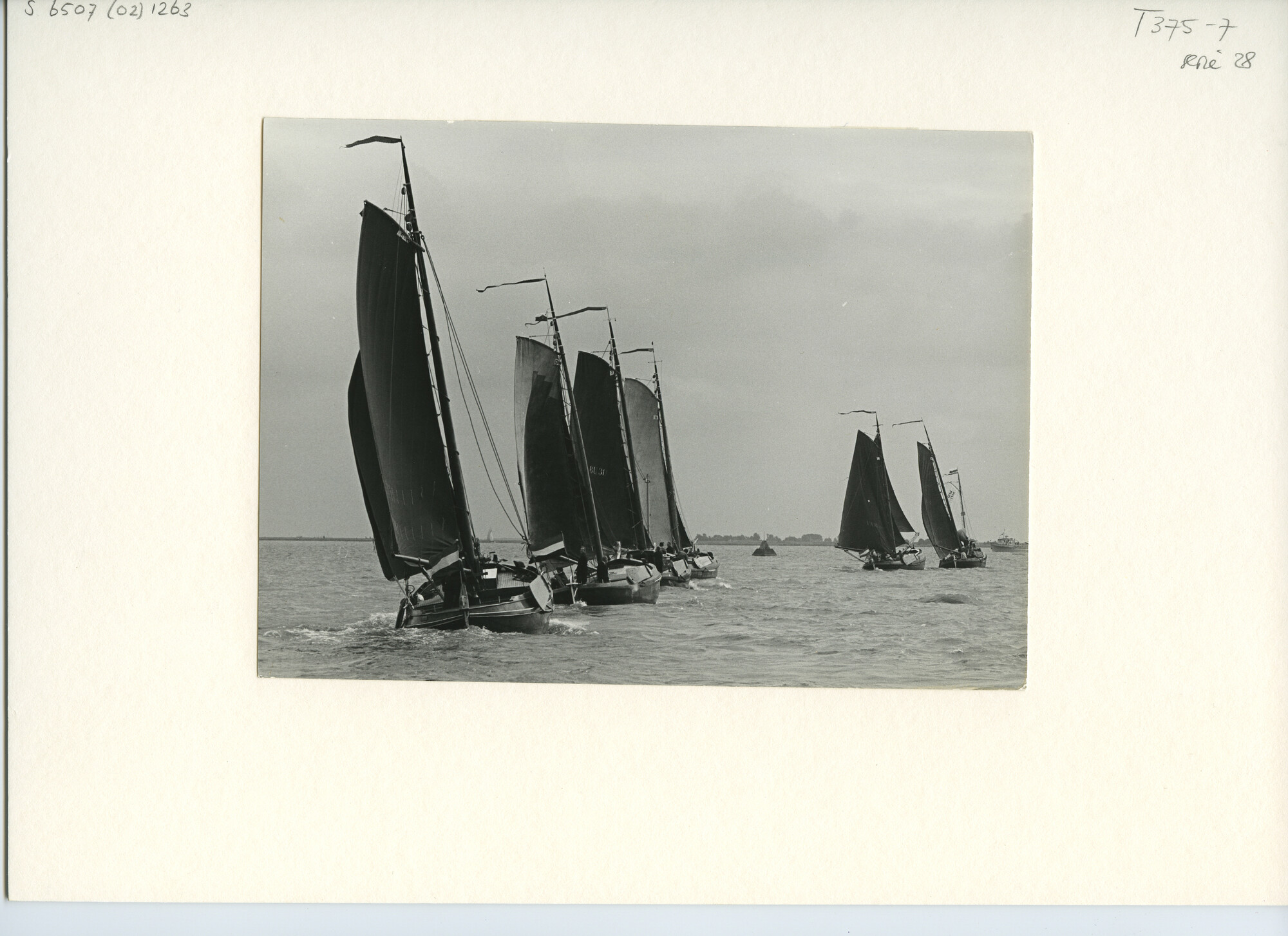 S.6507(02)1263.01; Zwart-wit foto van een reunie ronde en platbodemjachten te Monnickendam; foto