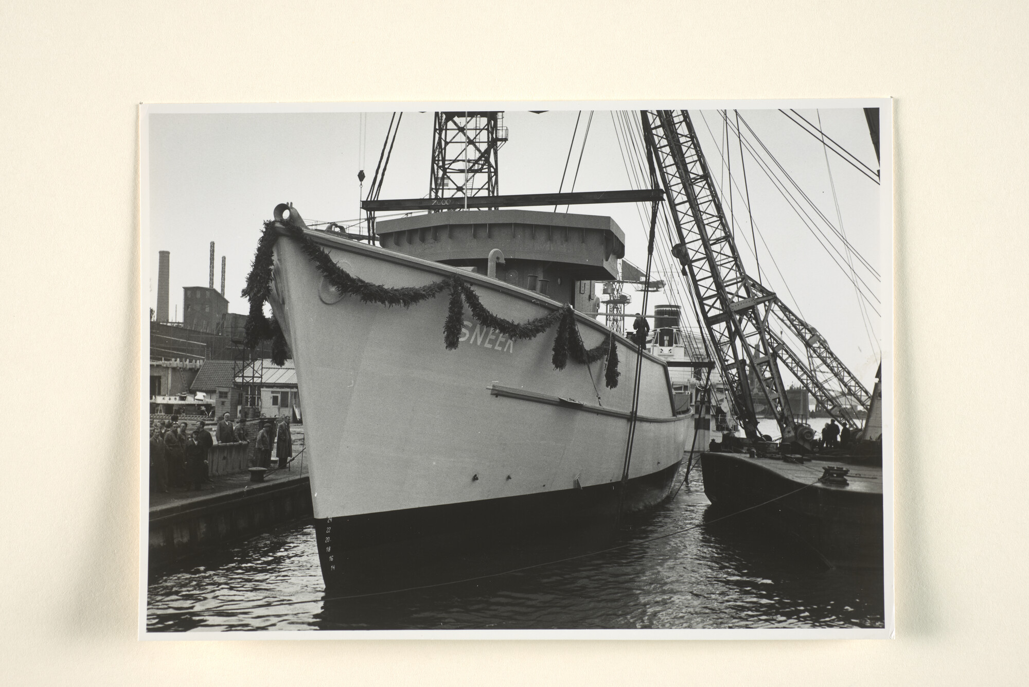 1995.1066; Foto's van de tewaterlating van de mijnenveger Hr.Ms. 'Sneek' (M 824) bij de werf van Verschure & Co te Amsterdam [...]; fotoreportage