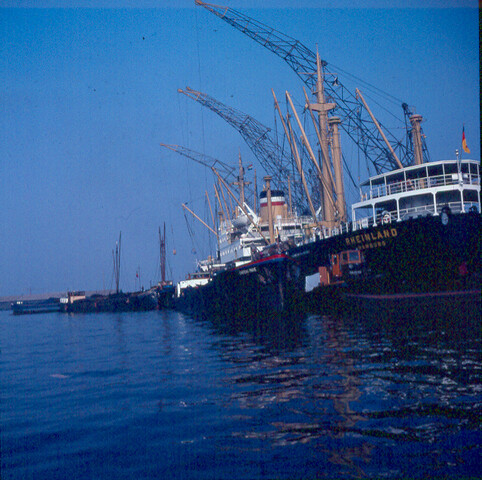 S.9100(0653); Het Duitse vrachtschip ms. 'Rheinland' In de 'Coenhaven' te Amsterdam; diapositief