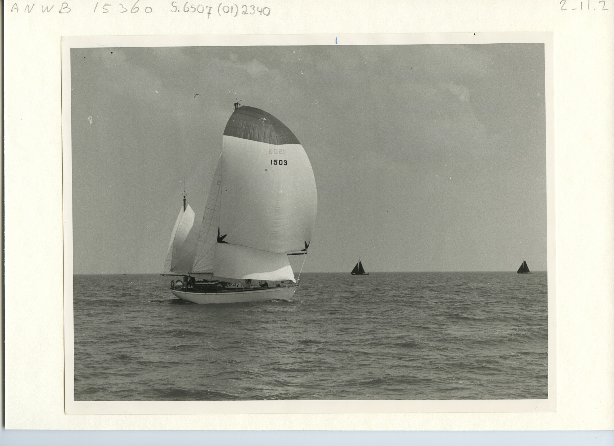 S.6507(01)2340; R.O.R.C. (Nederland) jacht met zeilnummer 1503 zeilt voor de wind op zee; foto