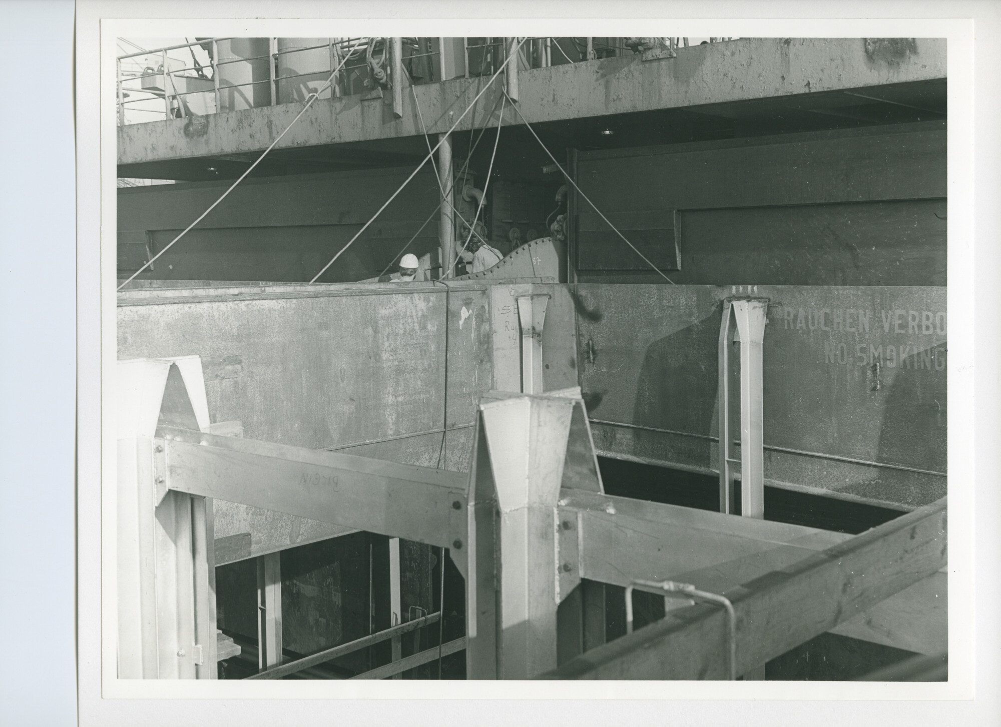 S.5444(5794)11; Foto van het aanbrengen van containergeleidingen in een reparatieschip (verm. De Frank Pais); foto