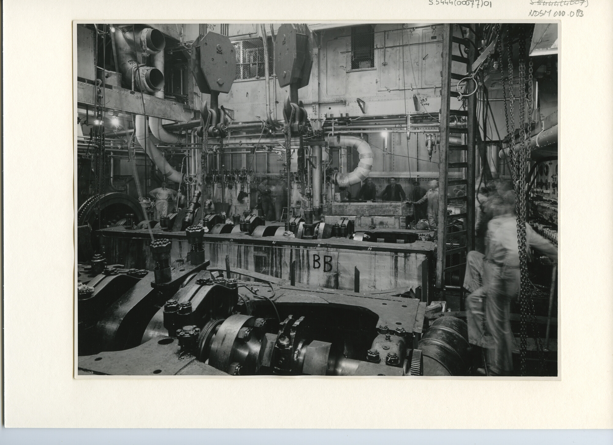 S.5444(0077)1; Foto van de vernieuwing van de machinekamer-fundatie van het Argentijnse vracht/koelschip ms. El Gaucho door de NDSM; foto