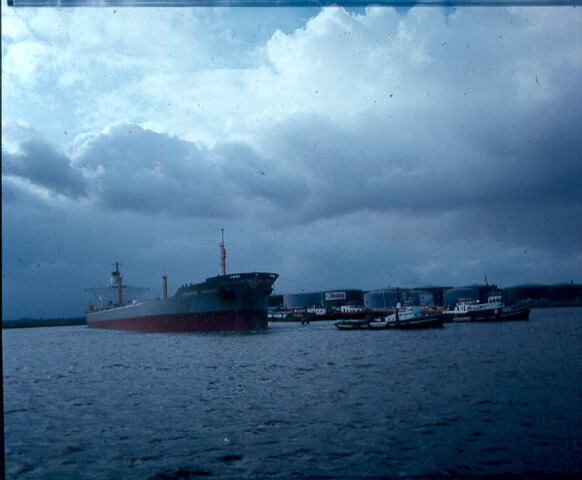 S.9100(8627); Dia van de 'Atlantic Princess' op sleep door sleepboten van Reederij Goedkoop; diapositief