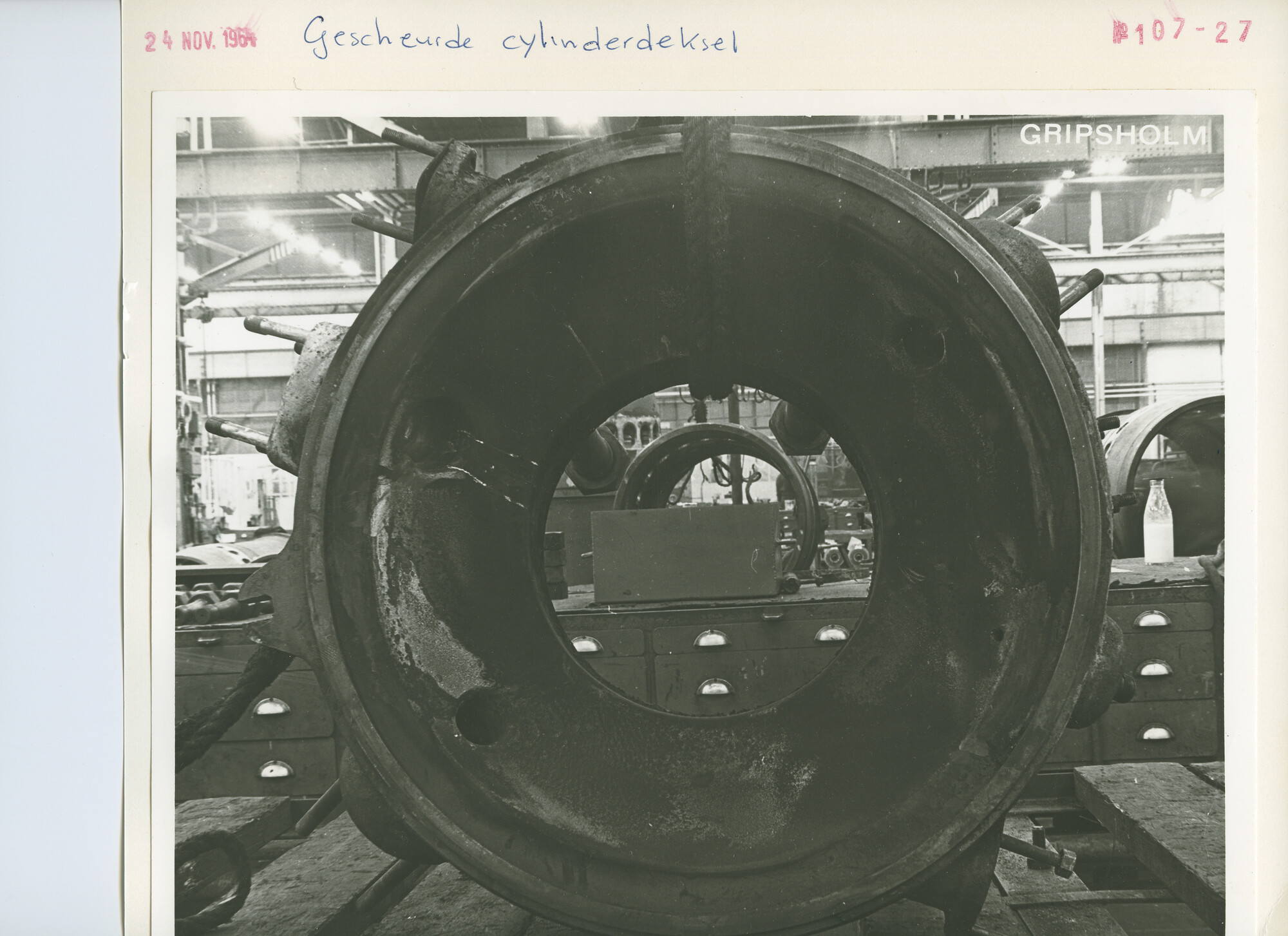 S.5444(4362)5; Foto van de gescheurde schroefas en cilinderdeksel van het Zweedse passagiersschip ms. Gripsholm; foto