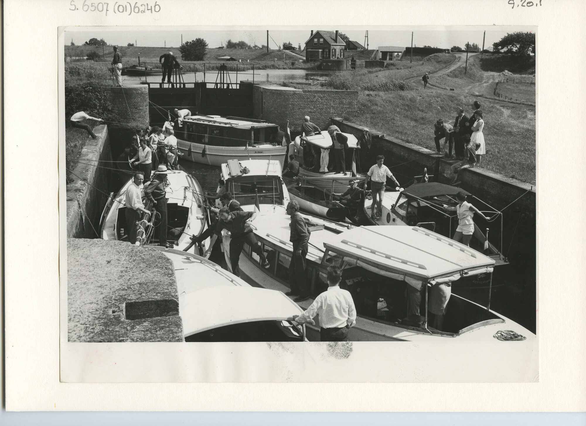 S.6507(01)6246; Foto van sluis bij Hennipsloot; foto