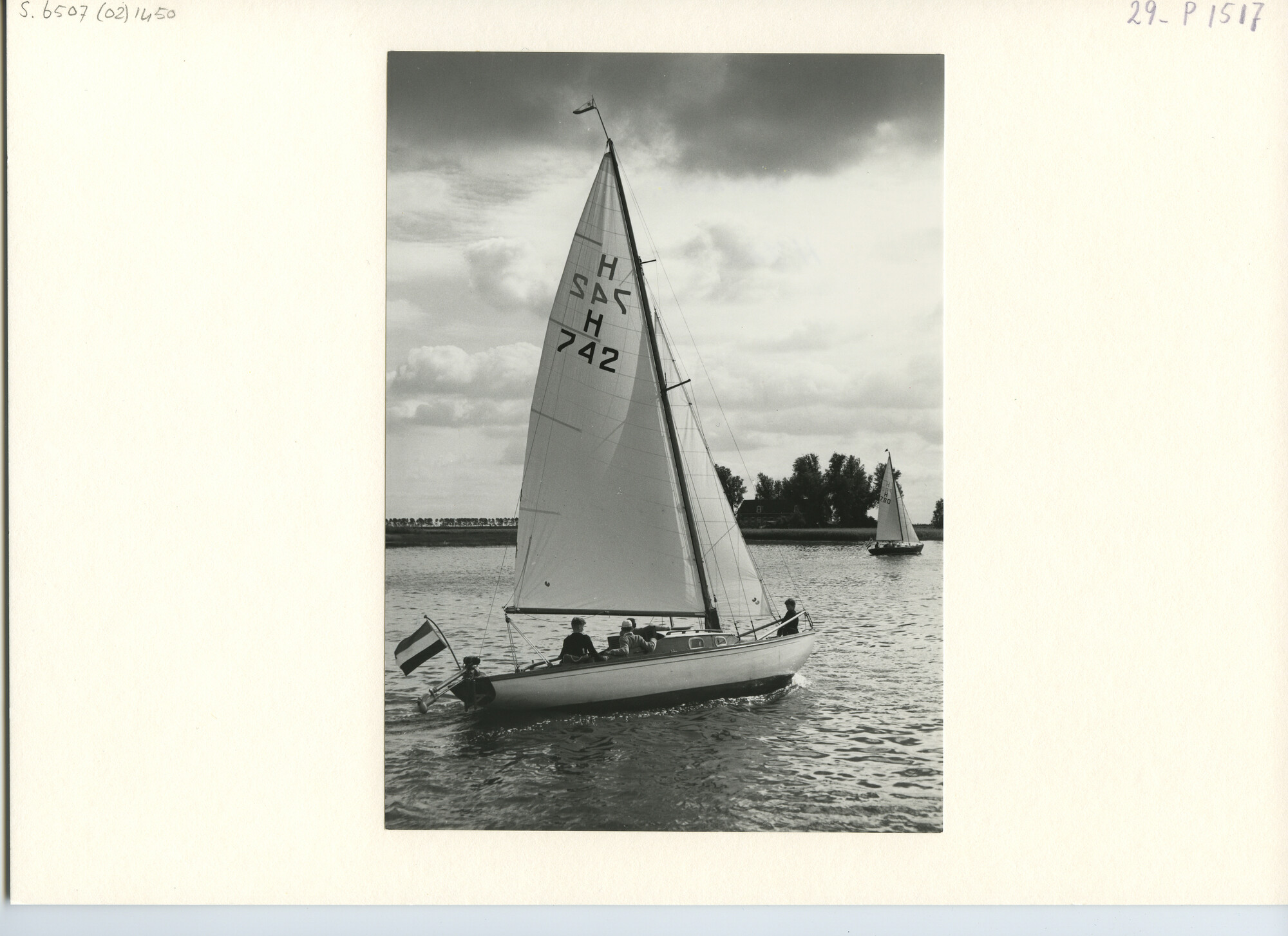 S.6507(02)1450.01; Zwart-wit foto van een houten rondspant kajuitjachtje met aanhangmotor (H 742); foto
