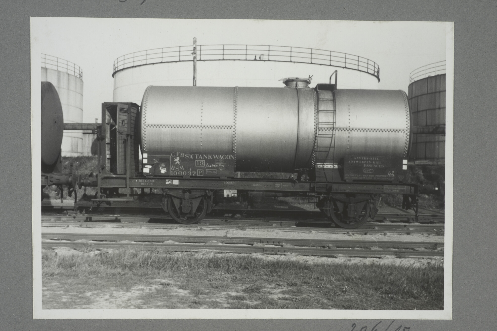 1998.2177; Omslag/ album met een grote hoeveelheid proeffoto's gemaakt door mw. A.M. Wolff-Koller in opdracht van de Gemeente Handelsinrichtingen in Amsterdam; omslag