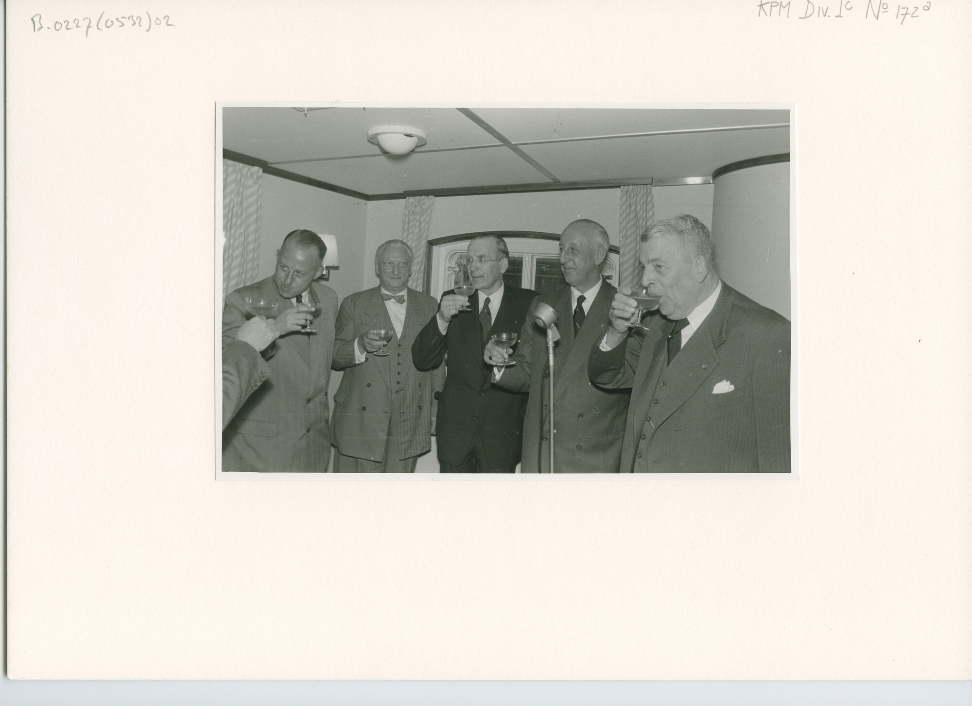 B.0227(0532)02; Foto ter gelegenheid van de overdracht van ms. Van Neck; foto
