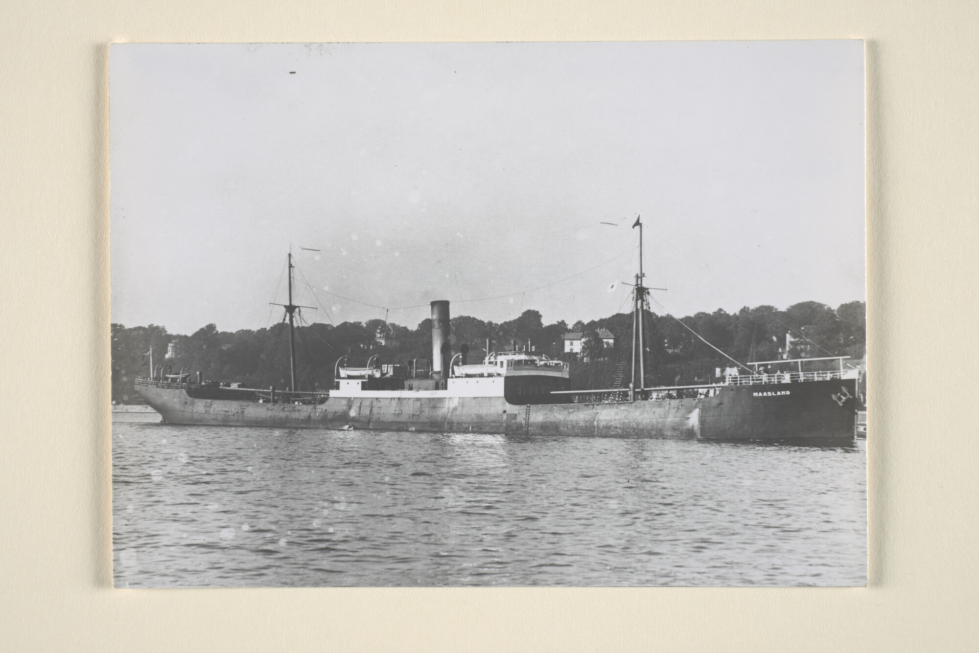 1995.5497; Het vrachtschip ss. 'Maasland' van de Koninklijke Hollandsche Lloyd in een haven; foto