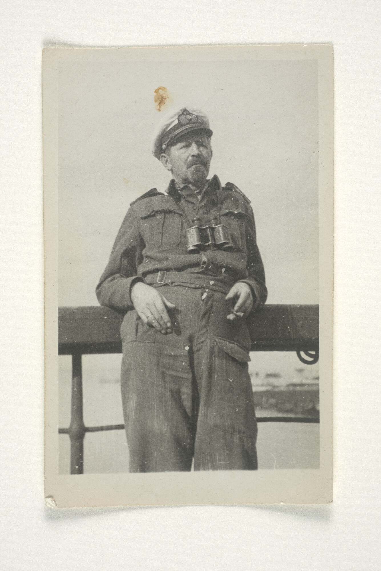 S.5432(02)36; Portretfoto van J. de Haan leunend tegen de railing van een schip in een haven; foto