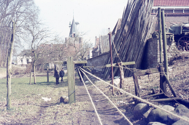 2014.0109; Dia van een bezoek aan touwslagerij Gebr. Deetman in Elburg; kleurendia