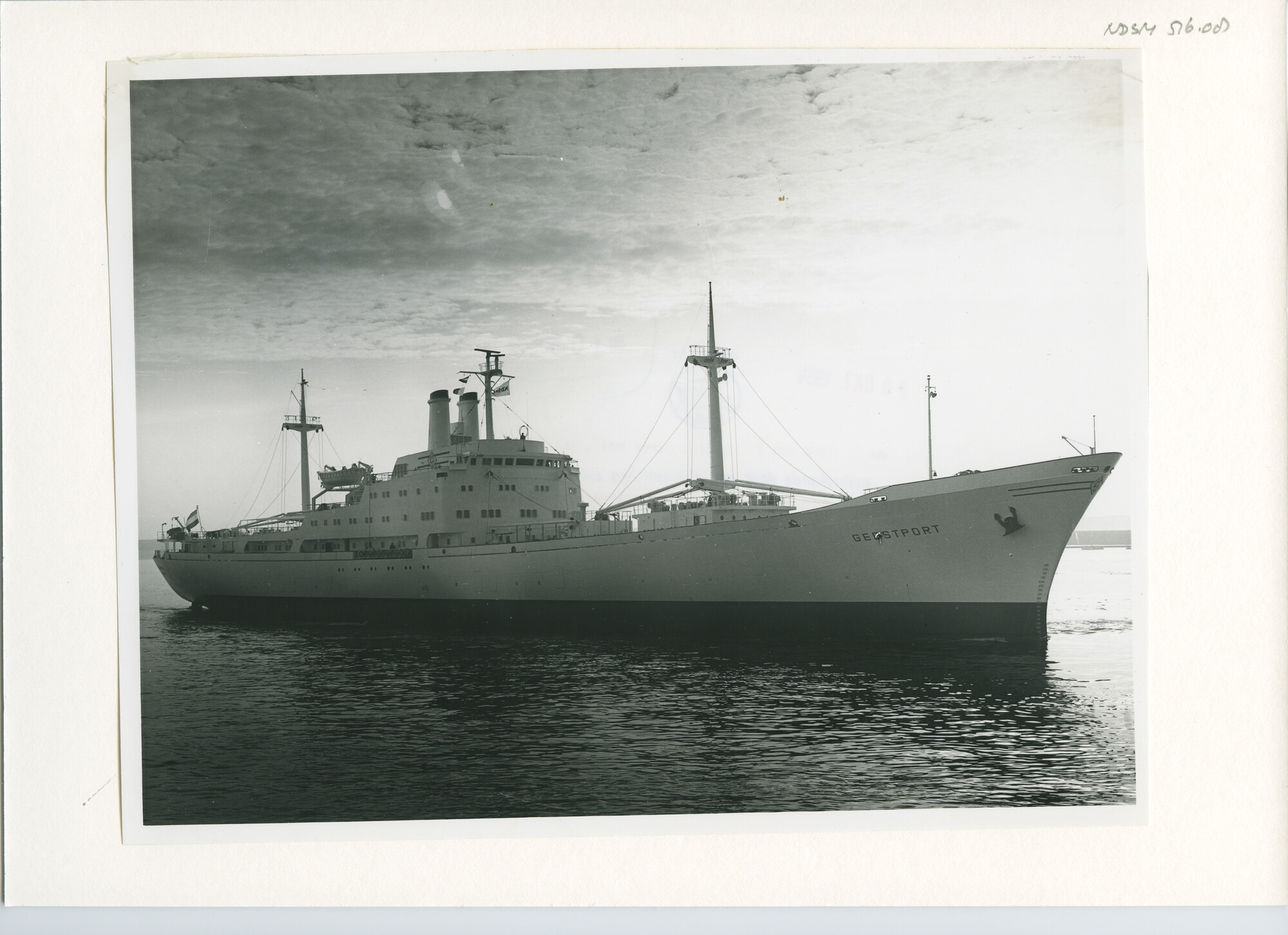 S.5444(02970)03; Foto van het koelvrachtschip ms. Geestport verlaat IJmuiden voor de [...]; foto