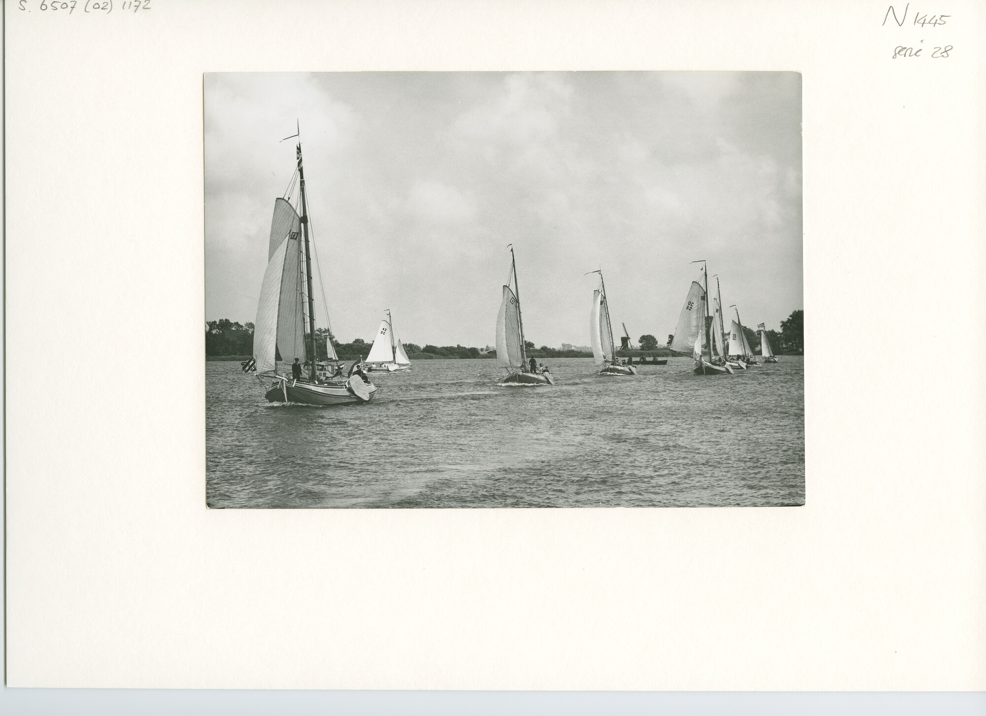 S.6507(02)1172.03; Zwart-wit foto van de reunie van ronde en platbodemjachten te Grouw; foto