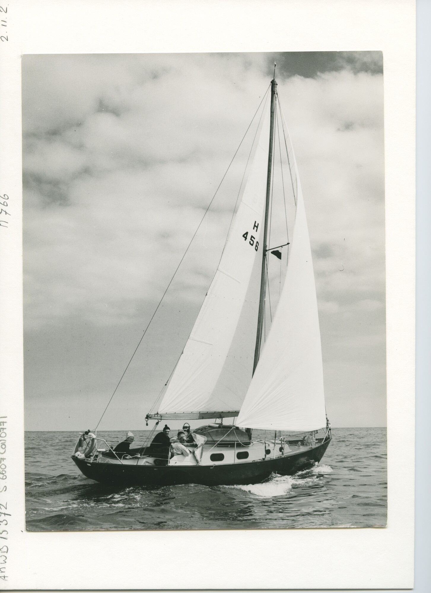 S.6507(01)0771; Het stalen, RORC-gemeten kajuitjacht nummer H 456 ('Variant IV') met mooi weer tijdens de Wedstrijd Hook van Holland - Harwich 1960; foto