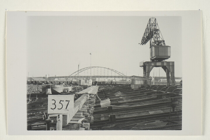 S.5219(12)0092; Het werfbord met bouwnummer 357, Franse (Laker) vrachtschip ms. 'Marquette', op de helling van de werf van de ASM; foto