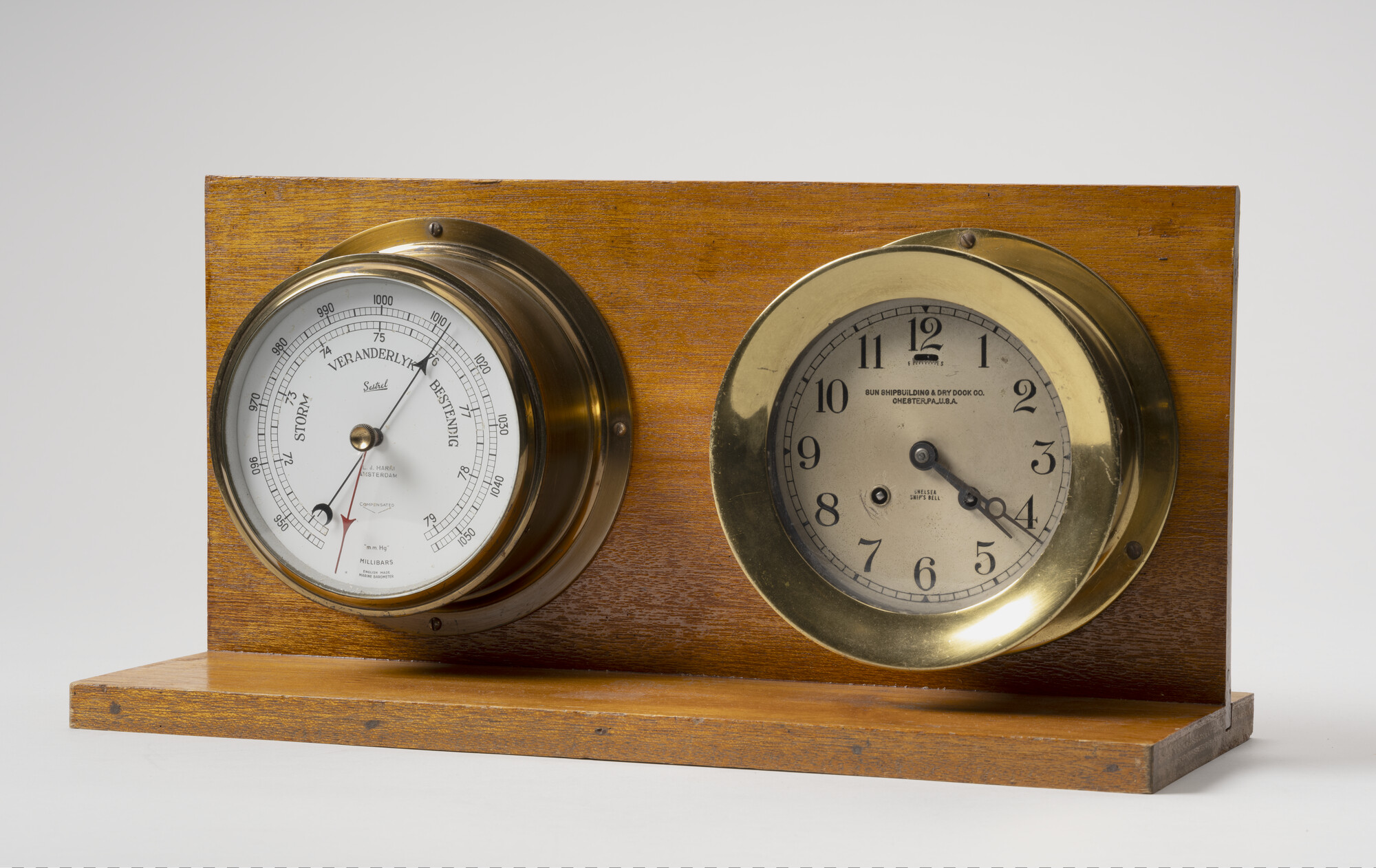 2005.2509; Barometer en scheepsklok op standaard; barometer