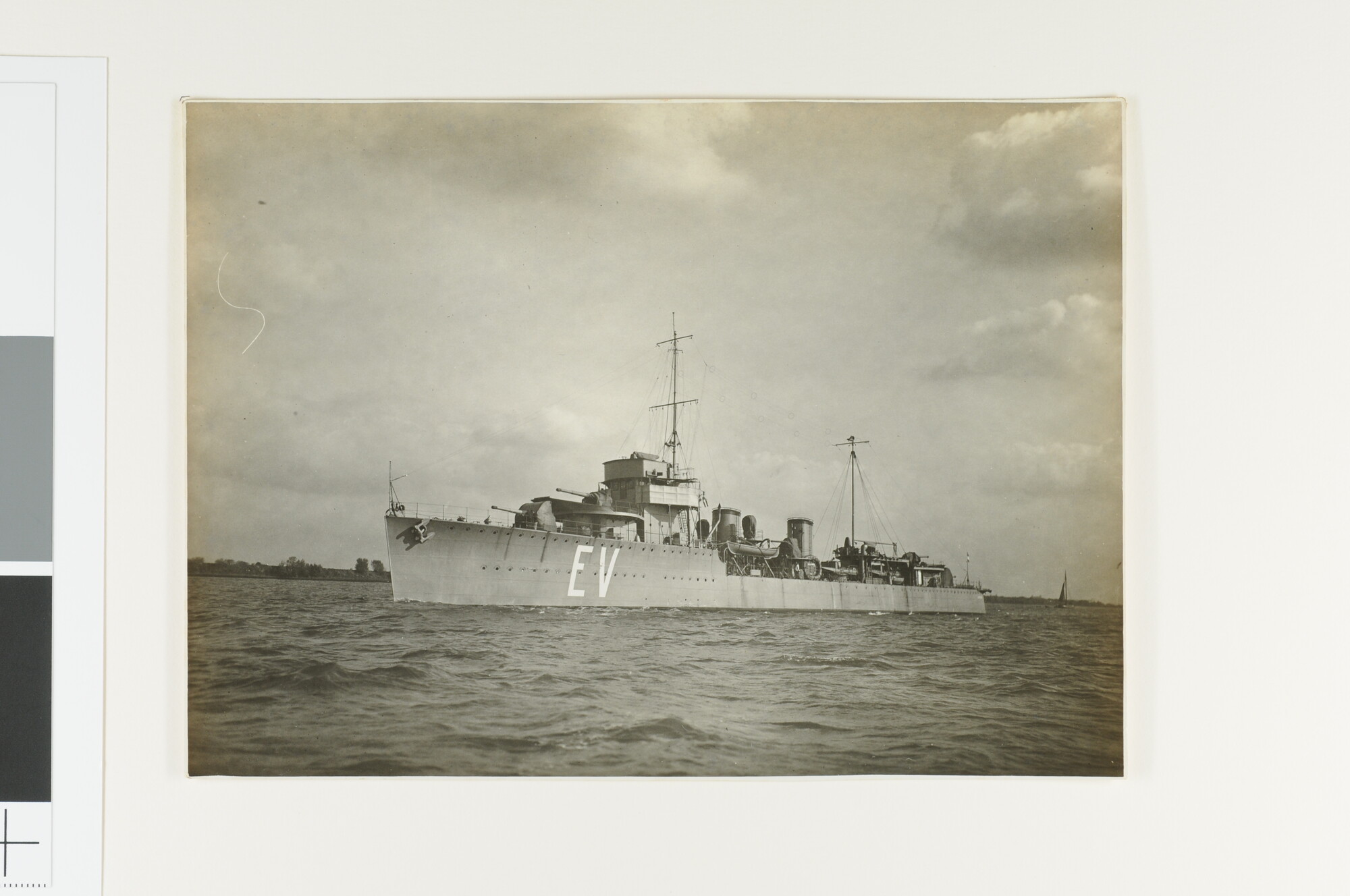A.2867(01)059; De torpedobootjager Hr.Ms. 'Evertsen' op weg naar zee; foto