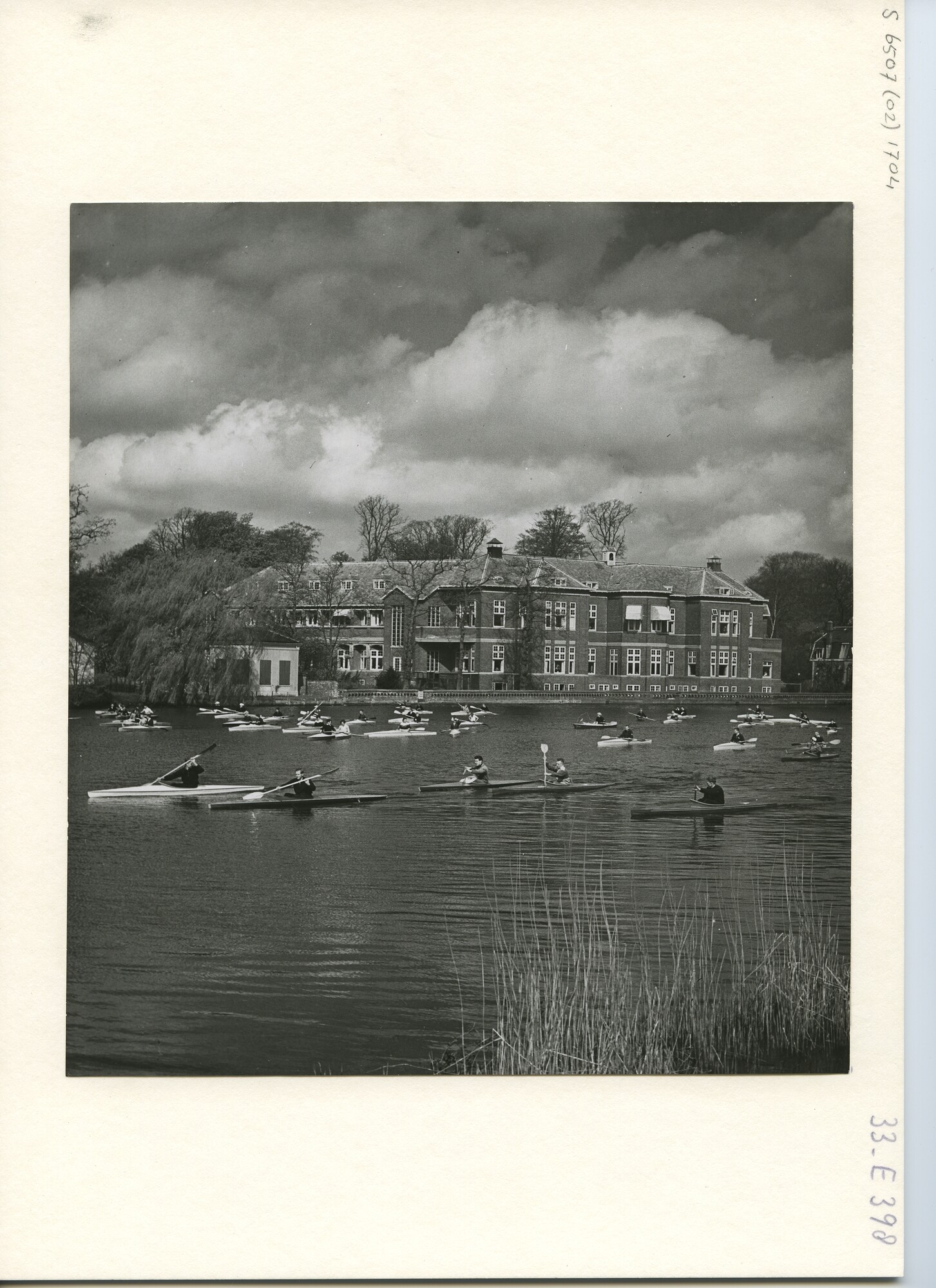 S.6507(02)1704.01; Zwart-wit foto van de Bloembollentocht 1953 voor kano's met start in het Spaarne in Heemstede; foto