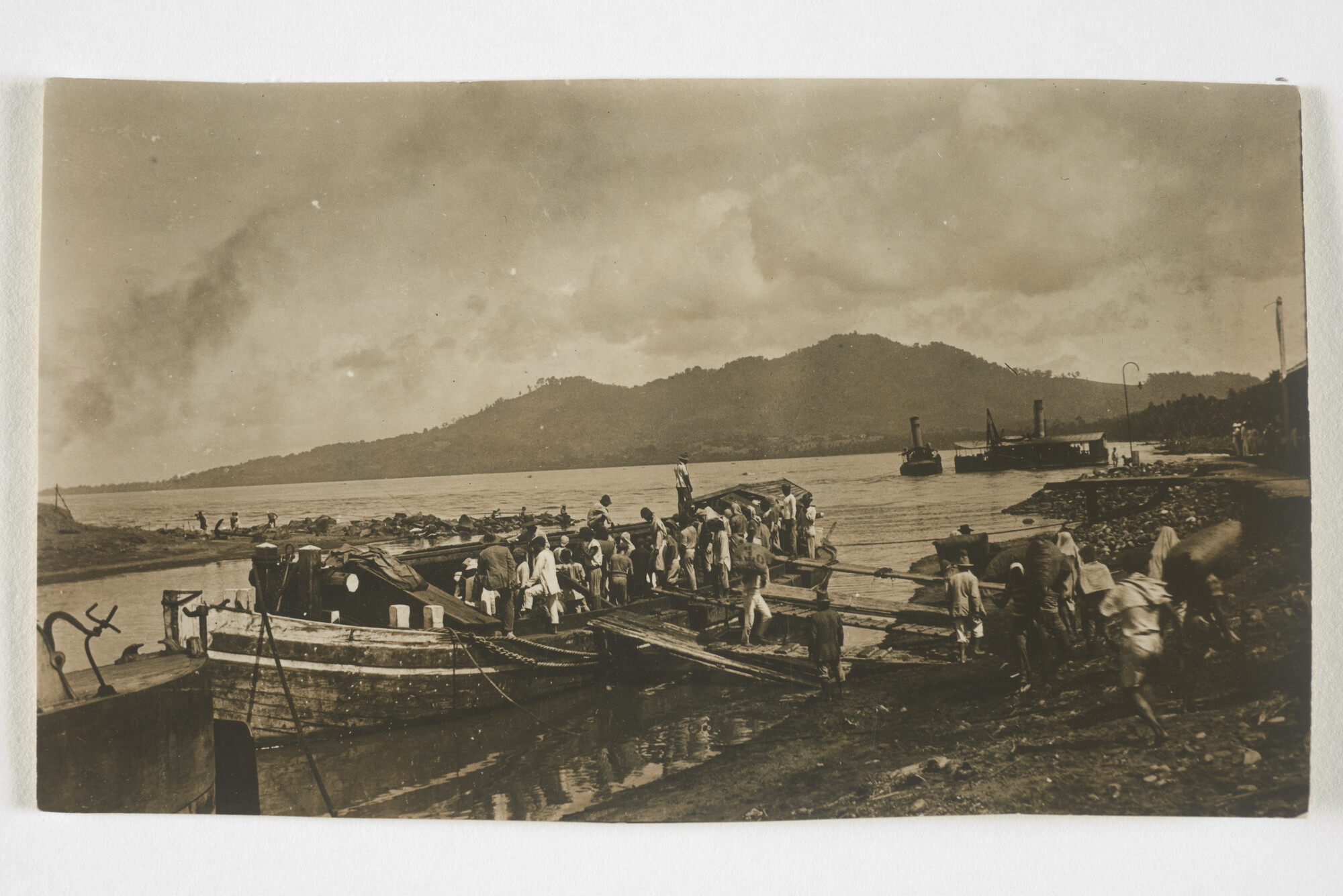 2000.1904; Fotos van de prauwenhaven en overslag onder andere copra te Menado [...]; fotoreportage