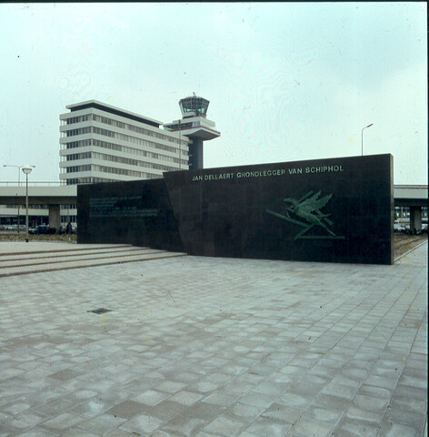 S.9100(2704); Dia van het hoofdkantoor van de KLM op Schiphol; diapositief