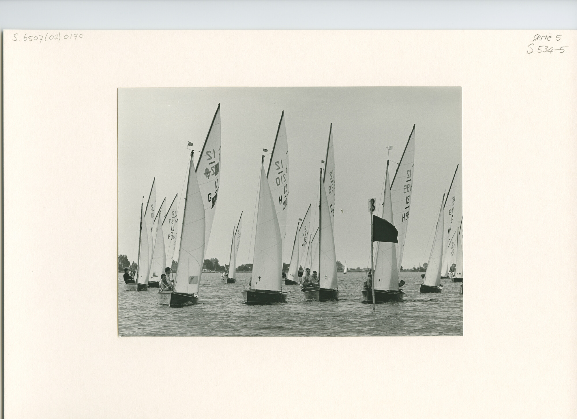 S.6507(02)0170.01; Zwart-wit foto van het Europees Kampioenschap 1965 in de 12m² klasse op de Westeinderplassen; foto