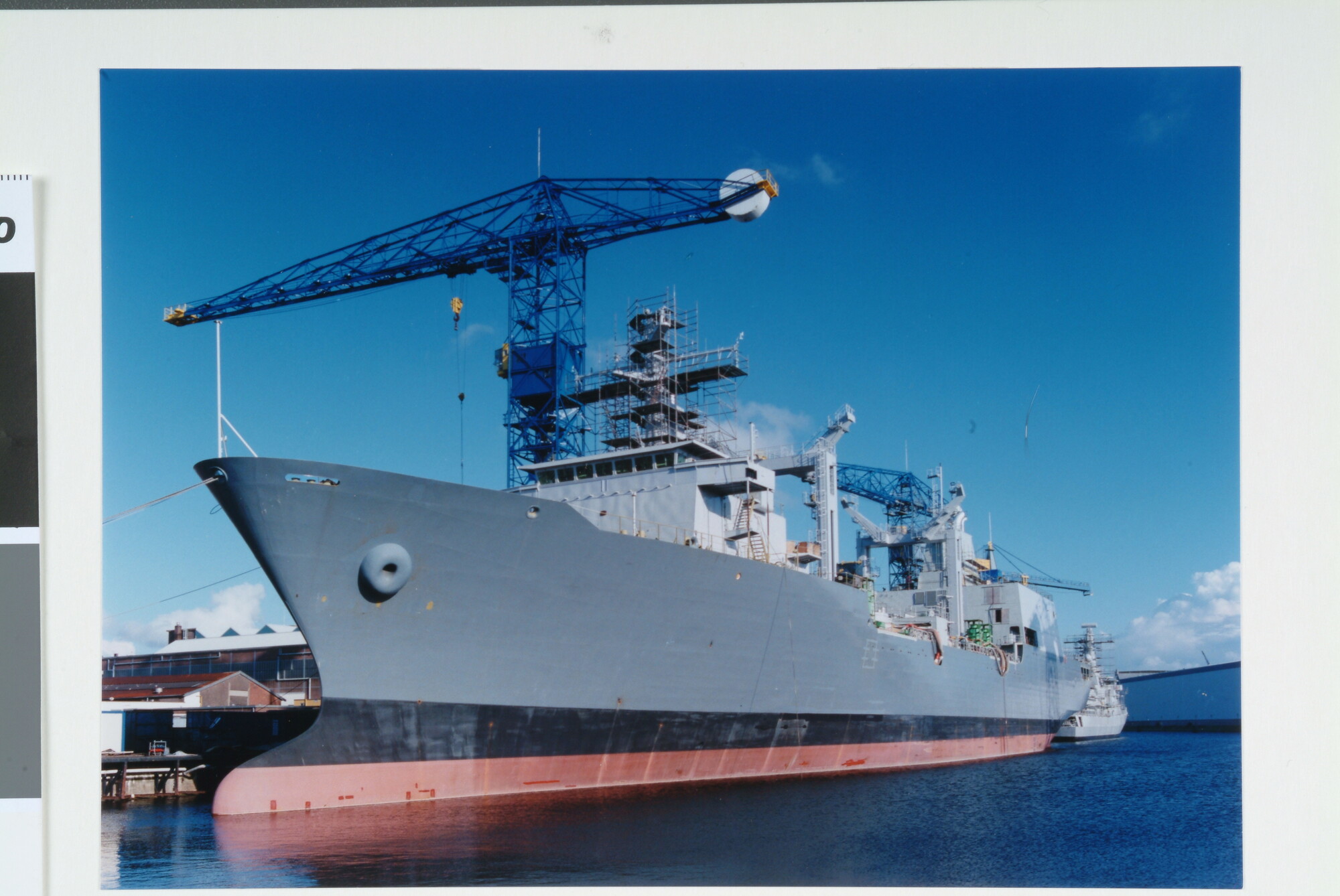 1999.0659; Kleurenfoto van het bevoorradingsschip Hr.Ms. Amsterdam afgemeerd aan de afbouwsteiger van werf 'De Schelde' in Vlissingen; foto