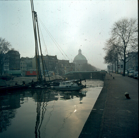 S.9100(4353); Dia Lutherse kerk op achtergrond, stadsgezicht in Amsterdam; diapositief