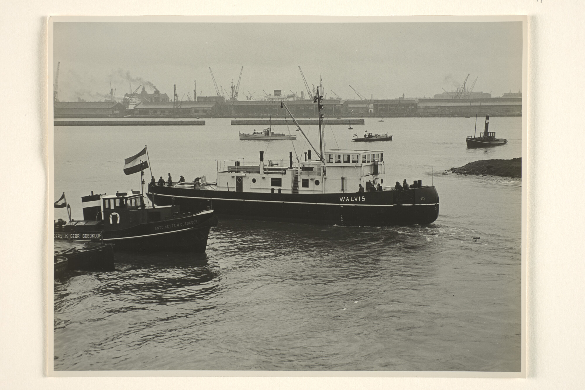 1996.3432; Foto's van de tewaterlating van de ijsbreker ms. 'Walvis' eigendom van Vereniging Algemeene Scheepvaart Belangen te Amsterdam bij scheepswerf Verschure & Co; fotoreportage